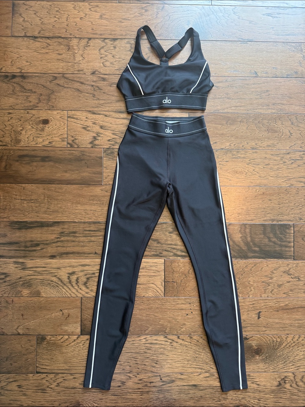 ALO Yoga Black “Airlift” Set with White Piping Detail SMALL BRA & XXS LEGGING.